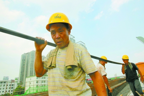 農(nóng)民工工作辛苦，權(quán)益理應(yīng)有保障。