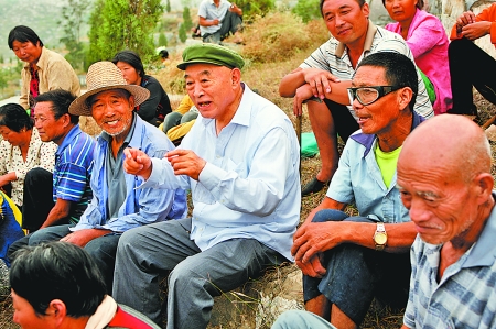 在唐莊，當(dāng)?shù)厝罕娒看我姷絽墙鹩】傆姓f不完的知心話。記者 史長來 攝
