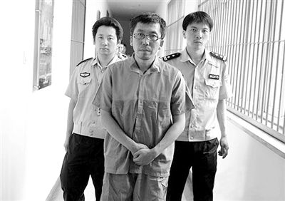 警方押解犯罪嫌疑人“立二拆四”。