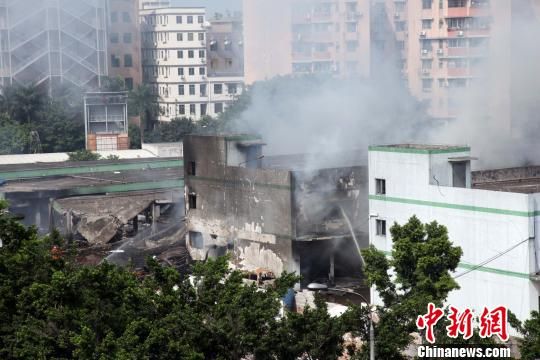 廣州白云區(qū)一倉庫爆炸致4死36傷，事發(fā)3個多小時后現(xiàn)場仍冒著白煙?！「邩s權(quán) 攝