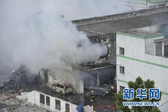 9月10日，消防人員在爆炸現(xiàn)場撲救火情。 新華社記者 梁旭 攝