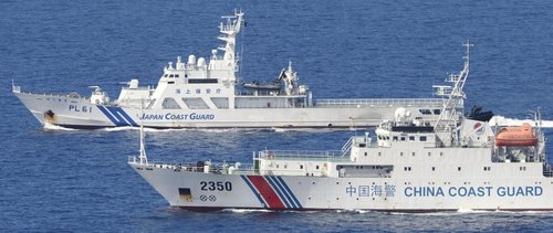 日本海上保安廳的4艘巡邏船則在數(shù)百米開外與之并列航行，展開一對(duì)一較量。