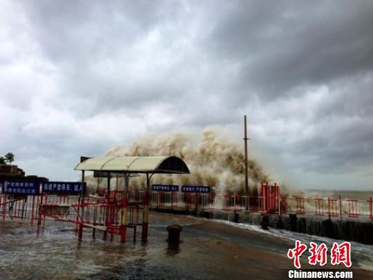 汕頭澄海萊蕪碼頭潮位猛漲，巨浪洶涌。