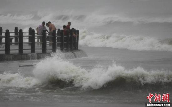 圖為11月10日，受臺風“海燕”影響，三亞海邊風大浪急。尹海明 攝