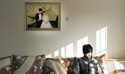 11月28日，青島膠南，丁海偉的婚房掛著與妻子的結(jié)婚照。如今妻子和未出世的孩子都已離世。新京報(bào)記者 周崗峰 攝
