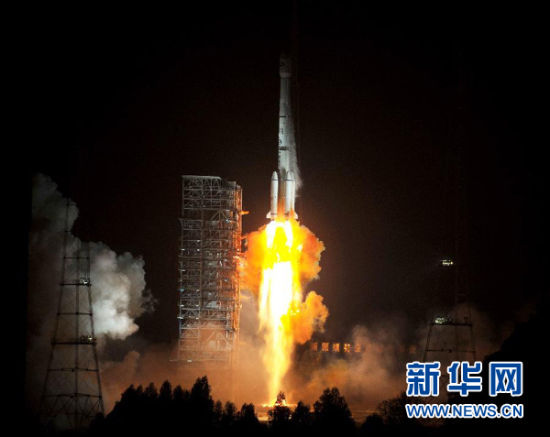 12月21日,載有玻利維亞通信衛(wèi)星的長征三號乙運載火箭點火發(fā)射。當日零時42分,我國在西昌衛(wèi)星發(fā)射中心用長征三號乙運載火箭,成功將玻利維亞通信衛(wèi)星發(fā)射升空,衛(wèi)星順利進入預(yù)定軌道。玻利維亞通信衛(wèi)星是該國擁有的第一顆衛(wèi)星。新華社記者 燕雁 攝