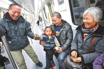 乘客中有80歲的老人，也有幾歲大的小孩，他們眼神共同傳遞著：新鮮和好奇。記者王錚攝