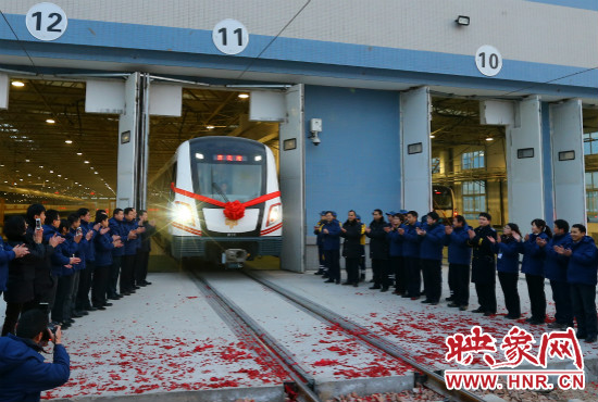 12月28日早上7點(diǎn)39分，編號為0111的列車駛出鄭東車輛段開往市體育中心站