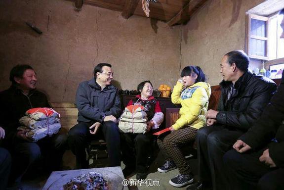 27日，李克強到安康旬陽金坡村看望留守兒童。