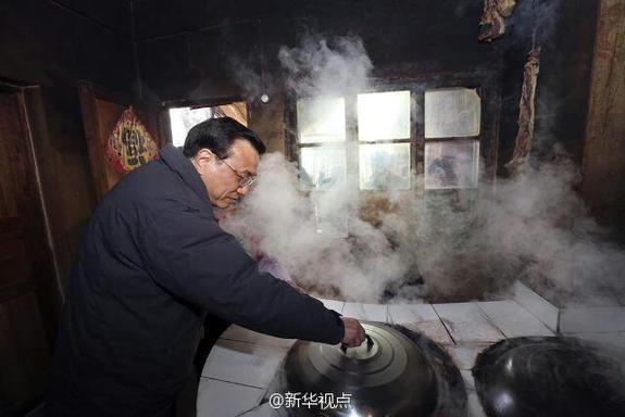 27日，李克強到安康旬陽金坡村看望留守兒童。