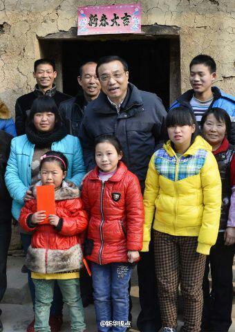 27日，李克強到安康旬陽金坡村看望留守兒童。