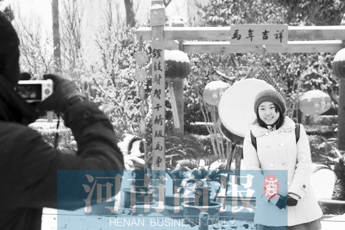 紫荊山公園里布置喜慶，引來(lái)不少游客合影留念。記者 楊東華/攝