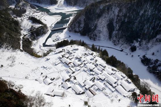　　當地時間2014年2月17日，據日本媒體報道，日本關東甲信及日本東北等地區(qū)遭遇大雪。