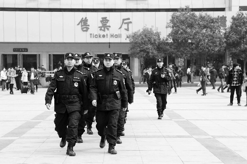3月2日，鄭州市特警加強(qiáng)對(duì)人員密集場(chǎng)所的武裝巡邏。
