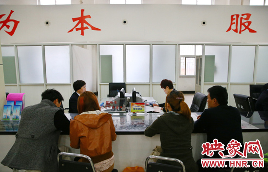 在陽光大廈一樓大廳內(nèi)，分布著人社局、民政局等與群眾利益相關(guān)的民生服務(wù)窗口。