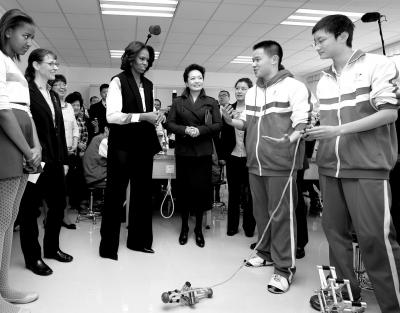昨天上午，彭麗媛與米歇爾共同參觀北師大二附中，觀看學(xué)生們演示自己設(shè)計(jì)制作的幾何機(jī)器人。