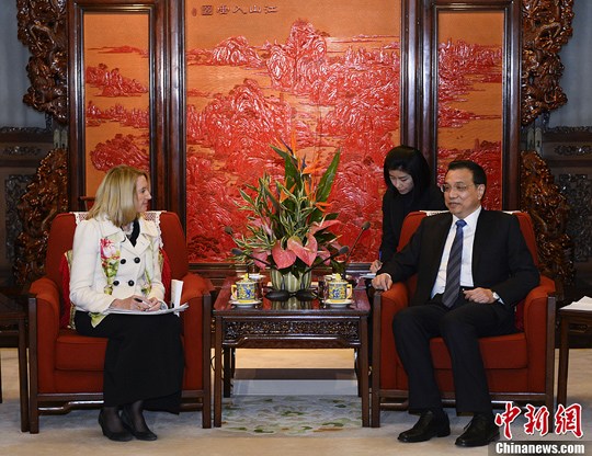 中國(guó)國(guó)務(wù)院總理李克強(qiáng)在北京中南海紫光閣會(huì)見(jiàn)了美國(guó)《科學(xué)》雜志主編瑪西婭·納特一行。