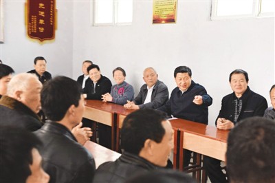 3月17日，習(xí)近平在河南省蘭考縣東壩頭鄉(xiāng)張莊村村委會與干部群眾座談，聽取意見和建議。