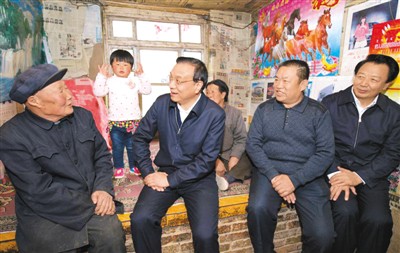 3月27日，李克強(qiáng)在內(nèi)蒙古自治區(qū)翁牛特旗橋頭鎮(zhèn)太平莊村看望貧困戶。