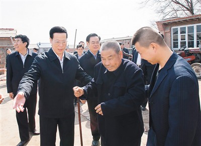 3月26日，張高麗在吉林省農(nóng)安縣農(nóng)安鎮(zhèn)小橋子村看望貧困戶王井山一家。