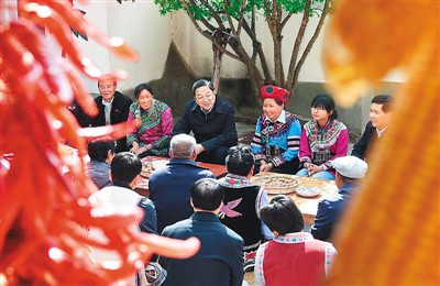 3月24日，俞正聲在云南省武定縣插甸鄉(xiāng)彝族小院農(nóng)戶家中進(jìn)行座談交流，聽取基層黨員群眾意見建議。
