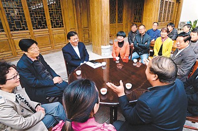 3月23日，劉云山在陜西省咸陽市禮泉縣煙霞鎮(zhèn)袁家村與基層干部群眾座談，聽取對教育實(shí)踐活動的意見建議。