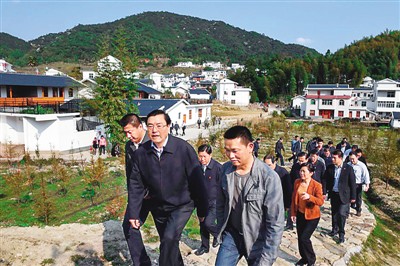 3月25日，張德江在福建省上杭縣古田鎮(zhèn)吳地村看望群眾。