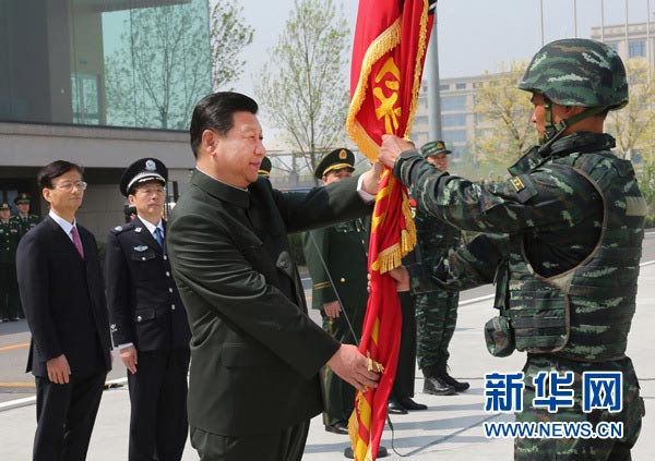 這是習近平將隊旗鄭重授予“獵鷹突擊隊”大隊長。