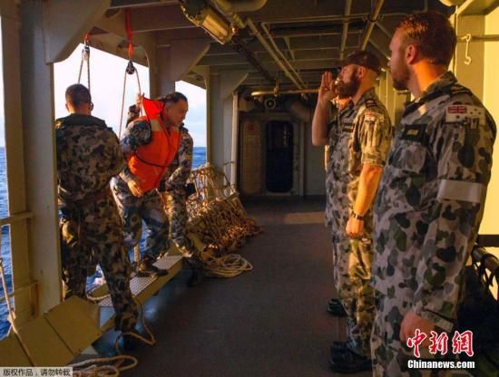　據(jù)澳大利亞海軍4月11日發(fā)布的圖片顯示，中澳海軍海上聯(lián)合搜尋失聯(lián)客機(jī)。據(jù)悉，澳大利亞總理當(dāng)天表示，澳方執(zhí)行搜尋失聯(lián)客機(jī)任務(wù)的搜救人員已獲知黑匣子的大致位置。