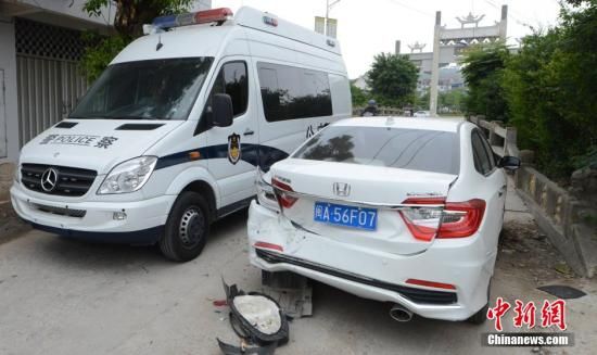  4月28日，福建省福州市閩侯縣發(fā)生一起惡性駕車撞人事件，圖為被撞車輛損毀嚴重。經(jīng)初查，該肇事男子叫林某新（漢族，37歲，福州長樂人），因婚姻問題，情緒失控，駕車從閩侯縣青口鎮(zhèn)往尚干鎮(zhèn)方向，沿奔馳大道行駛，連續(xù)撞人。中新社發(fā) 劉可耕 攝