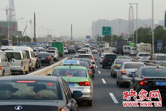 5月1日零時(shí)至3日24時(shí)，全省高速公路安全平穩(wěn)運(yùn)行，累計(jì)車流量440.53萬(wàn)輛。
