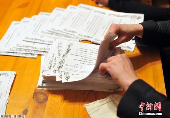 　　當(dāng)?shù)貢r(shí)間2014年5月11日，烏克蘭東部地區(qū)選舉工作人員開始公投計(jì)票工作。