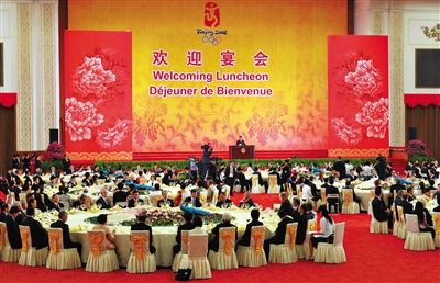 2008年8月8日，胡錦濤夫婦在北京人民大會堂宴會廳為出席北京奧運會的貴賓舉行歡迎宴會。
