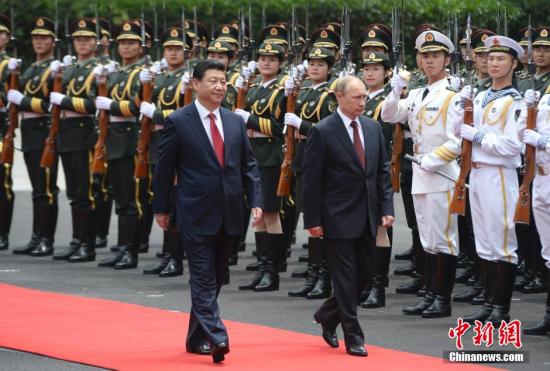 5月20日，中國國家主席習(xí)近平在上海舉行儀式歡迎俄羅斯總統(tǒng)普京訪華。中新社發(fā) 廖攀 攝