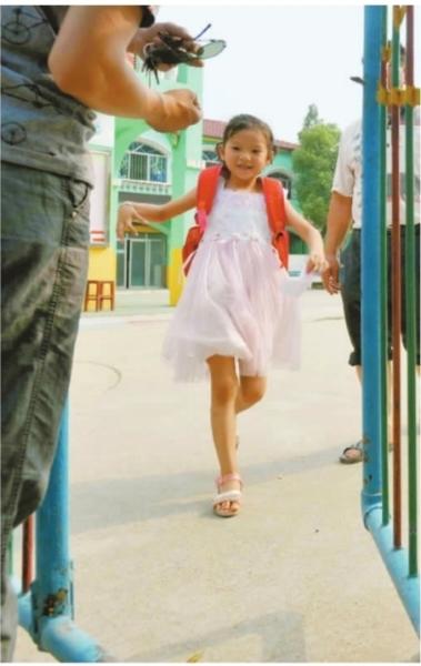 　　昨日，潛江市浩口鎮(zhèn)第三小學已被戒嚴，下午幼兒園學生放學時，一些家長前來接孩子