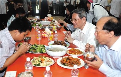 昨日中午，國臺辦主任張志軍（右二）在臺中市長胡志強的陪同下和盲校的孩子共進午餐。當晚，張志軍結(jié)束訪臺回京。 新華社發(fā)