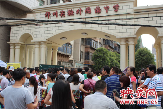 考試快結(jié)束時(shí)，陪考的家長(zhǎng)涌入學(xué)校接孩子。