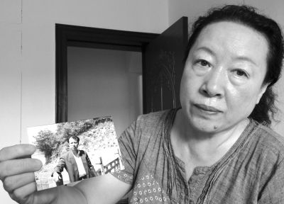 劉吉強(qiáng)的姐姐劉麗霞手持弟弟當(dāng)年的照片。劉吉強(qiáng)在給家人的書信中多次要求申冤，家人為此奔走了16年。京華