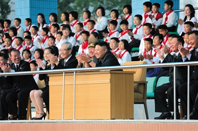 5月2日，金正恩與金與正（前排左二）一起觀看比賽。
