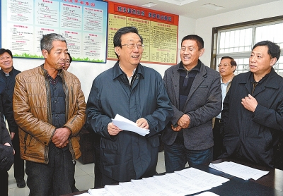 11月25日下午，省委書記、省人大常委會主任郭庚茂在延津縣石婆固鎮(zhèn)集北村與村民親切交談。
