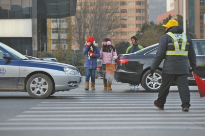 過斑馬線，行人左顧右盼，汽車寸土必爭。