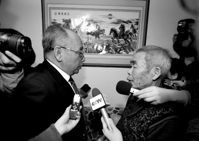 15日，內蒙古高院副院長趙建平（左）帶隊向呼格吉勒圖父母送達再審法律文書。