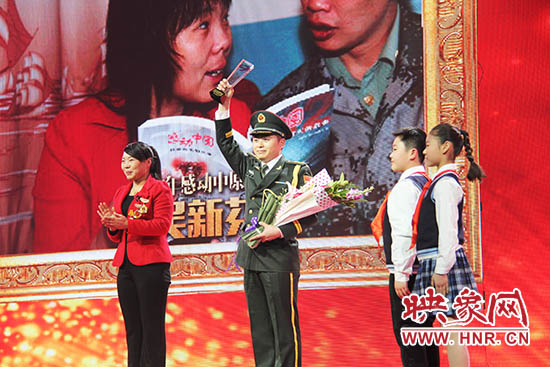 中國人民解放軍71352部隊19分隊管理員王留杰上臺接受頒獎。
