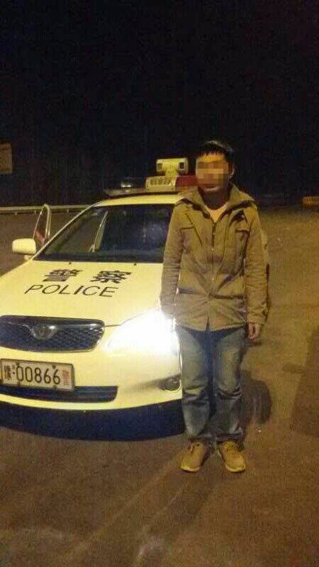 男子被父親拋棄后，在高速交警的幫助下才得以回家。