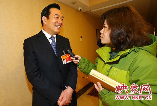全國人大代表、省人大常委會委員、鄭州市人大常委會主任、黨組書記白紅戰(zhàn)接受采訪。
