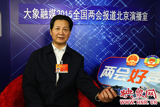 在全國政協(xié)委員、河南大學校長婁源功接受采訪。