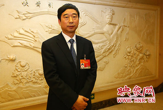 全國人大代表、信陽市委副書記、市長喬新江表示，信陽明港機場將成為鄭州航空港區(qū)有效補充。