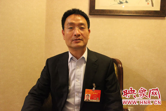 全國(guó)人大代表、輝縣市張村鄉(xiāng)裴寨社區(qū)黨總支書記裴春亮