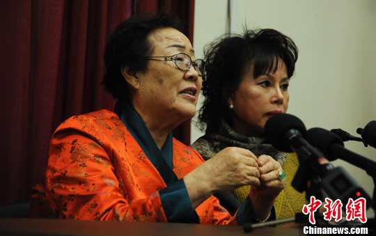 圖為慰安婦受害者李容洙（Lee Yong Soo。圖左）發(fā)表講話，要求安倍正式道歉。