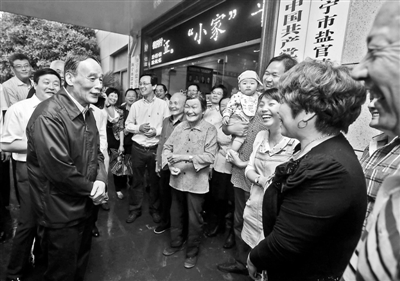 5月8日，王岐山與海寧市鹽官鎮(zhèn)桃園村黨委班子成員、老黨員和群眾親切交流供圖/新華社